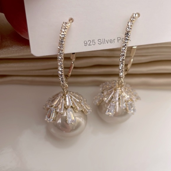 NWT Light Beige  Pearl Drop Gold/Crystal/Earrings. - Picture 3 of 8